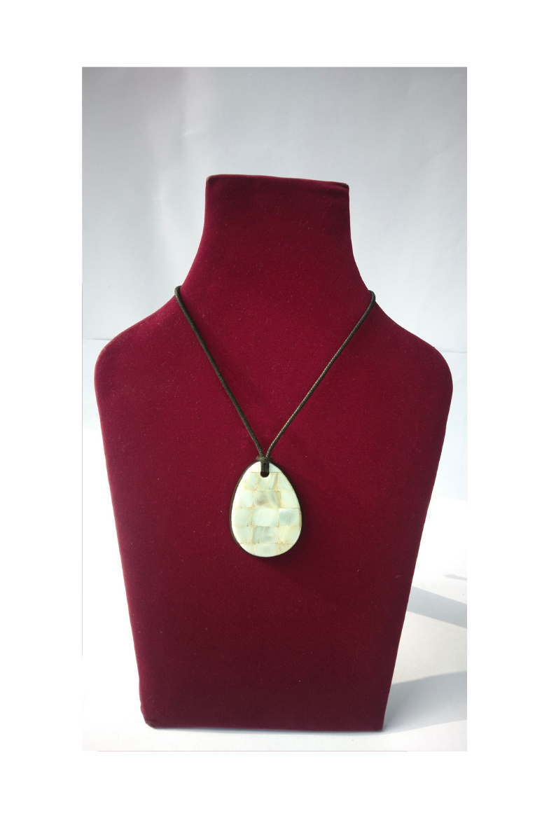 Shell Pendant Necklace Set on Horn Base